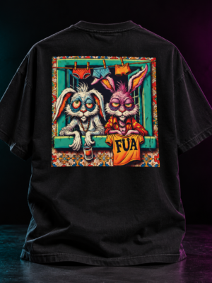 Camiseta negra con conejos cansados retroiluminada Mala noche