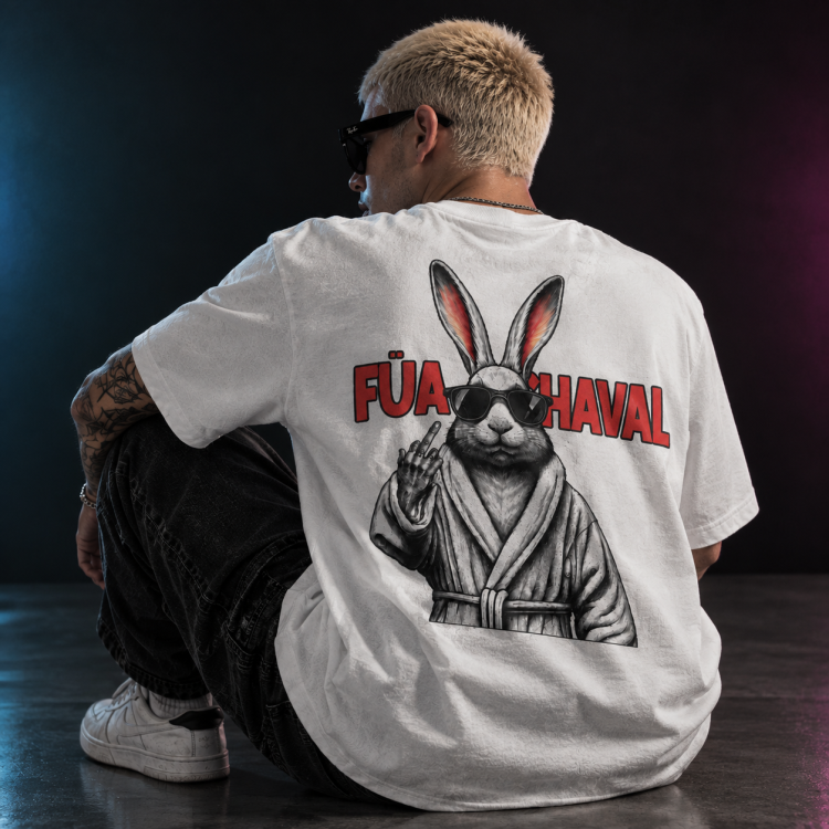 Retrato urbano con camiseta gráfica(1)